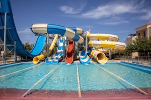 Une belle piscine sécurisée pour les enfants.
