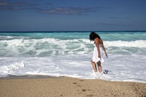 femme sur la plage de Vias